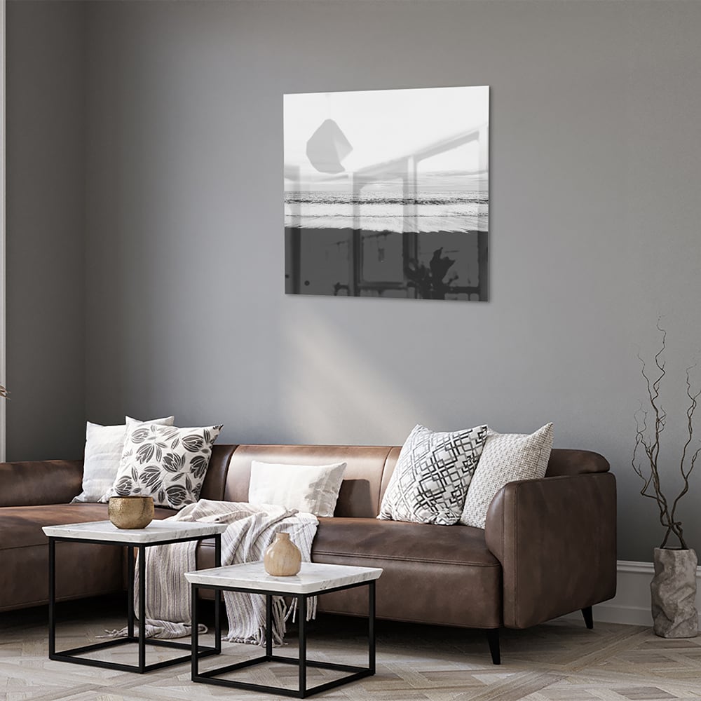 Minimalistisch zwart-wit glazen schilderij aan de muur in een modern interieur.