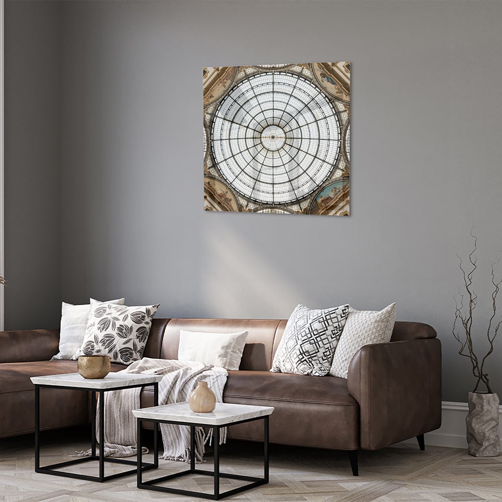 Elegant glazen schilderij van een kunstzinnige koepel op een muur.