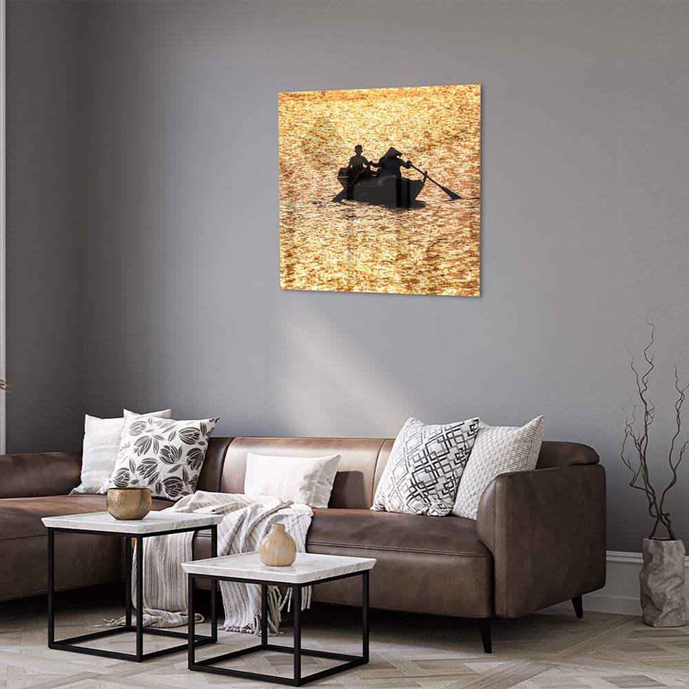 Glazen schilderij van een roeiboot op glinsterend, gouden water