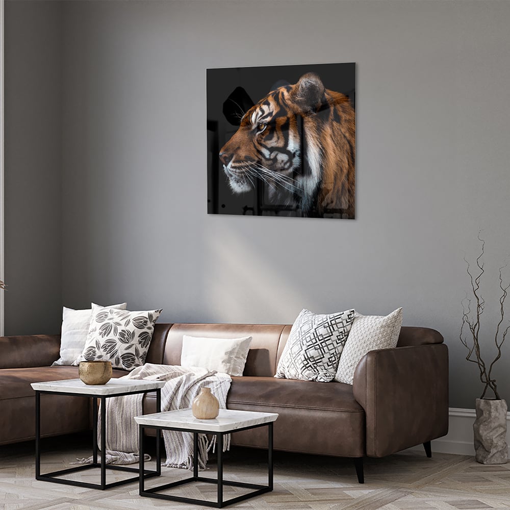 Glazen schilderij van een tijger met focus op het hoofd.