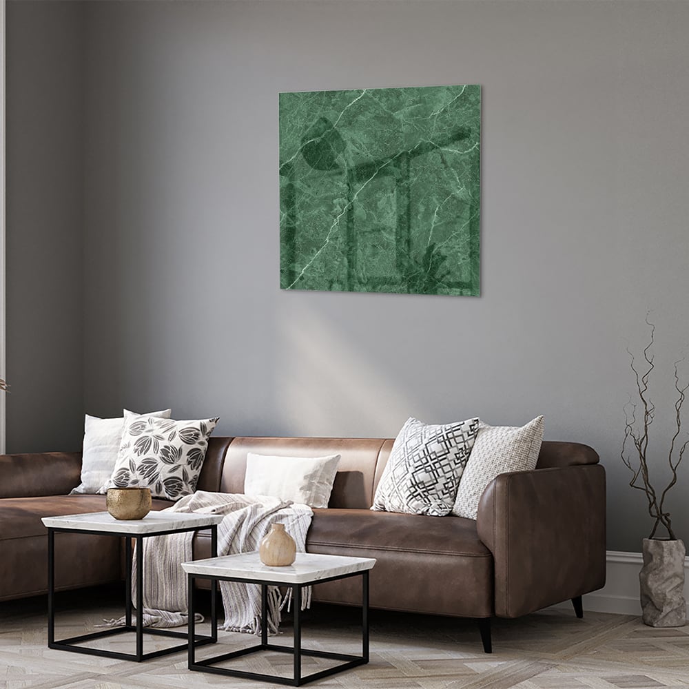 Groen glazen schilderij met marmerpatroon aan de muur.