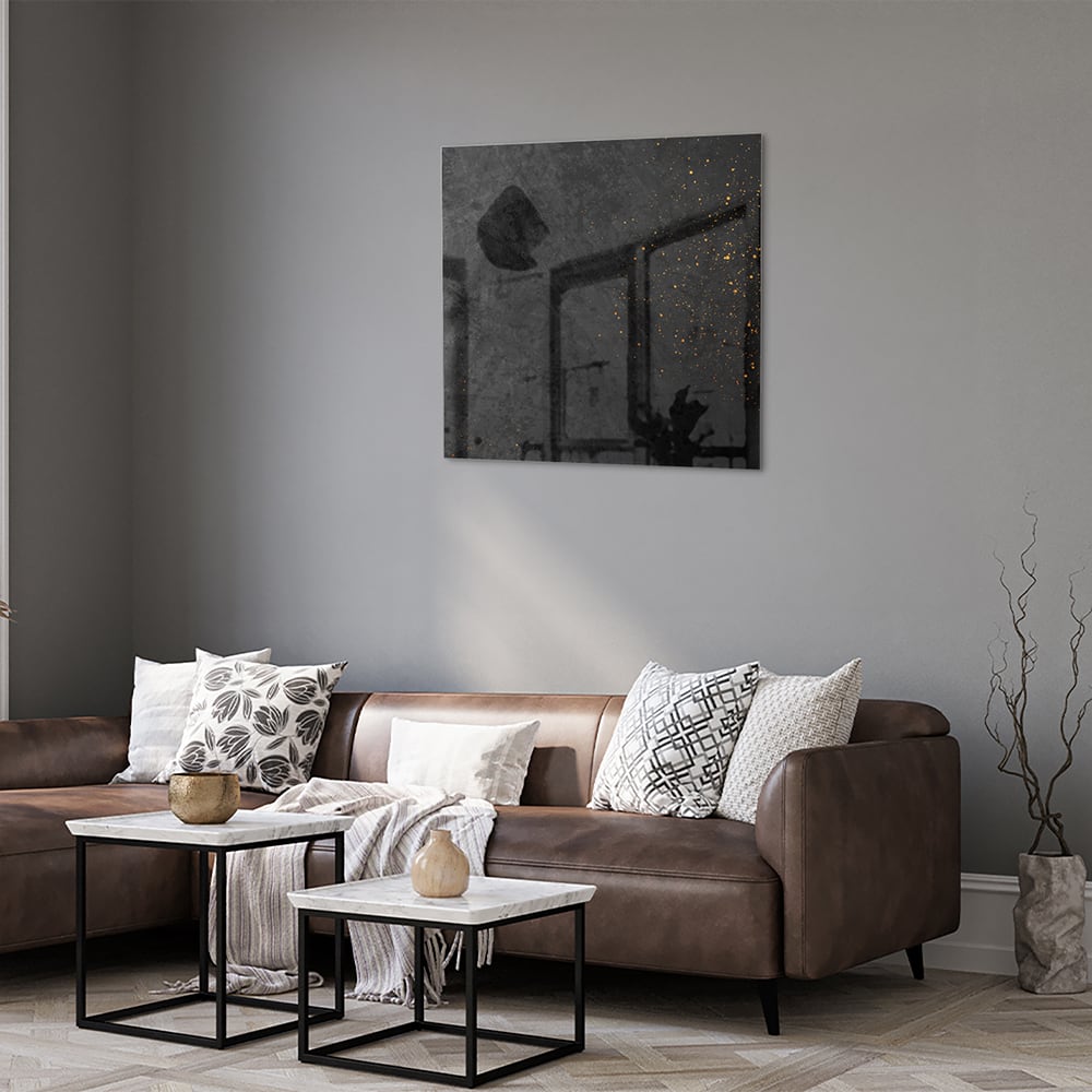Donker glazen schilderij met gouden accenten aan de muur