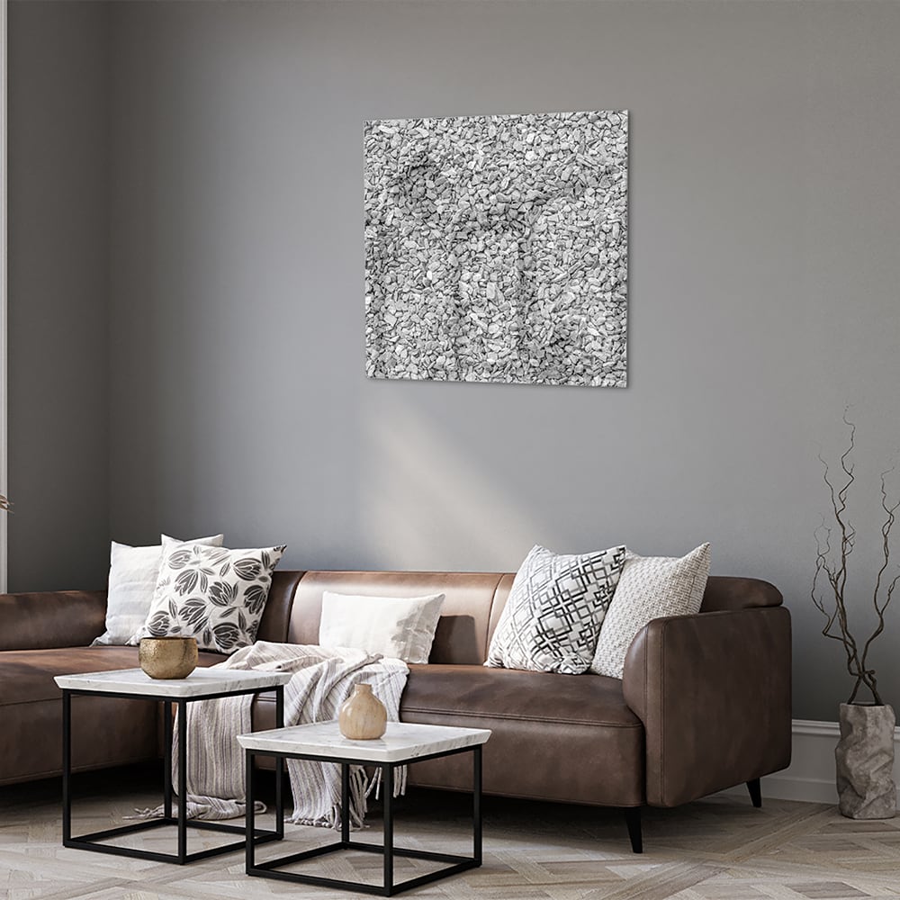 Abstract glazen schilderij met textuur hangt aan de muur in een modern interieur.
