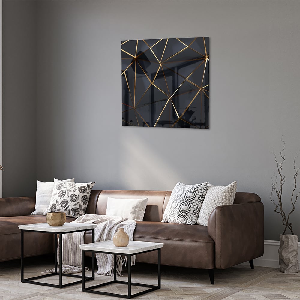 Modern glazen schilderij met zwart en gouden lijnen aan de muur