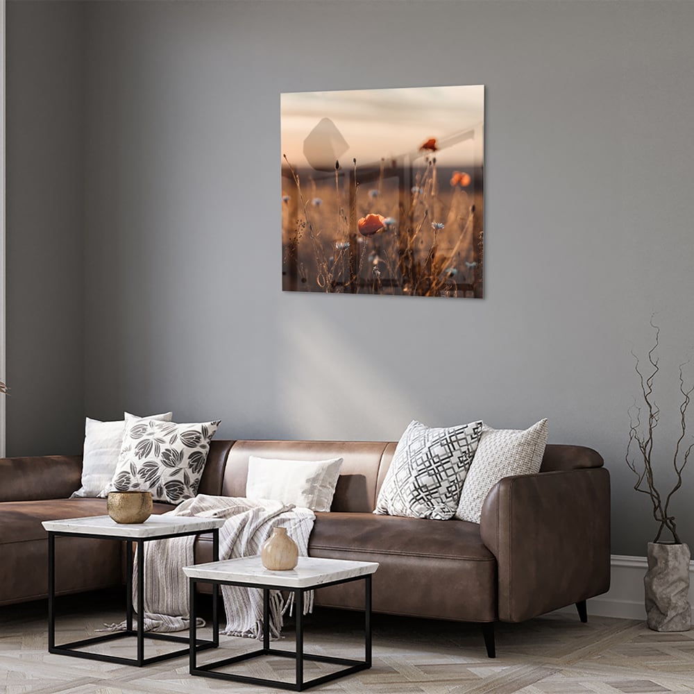 Glazen schilderij van een poppy veld bij zonsondergang, met warme kleuren.