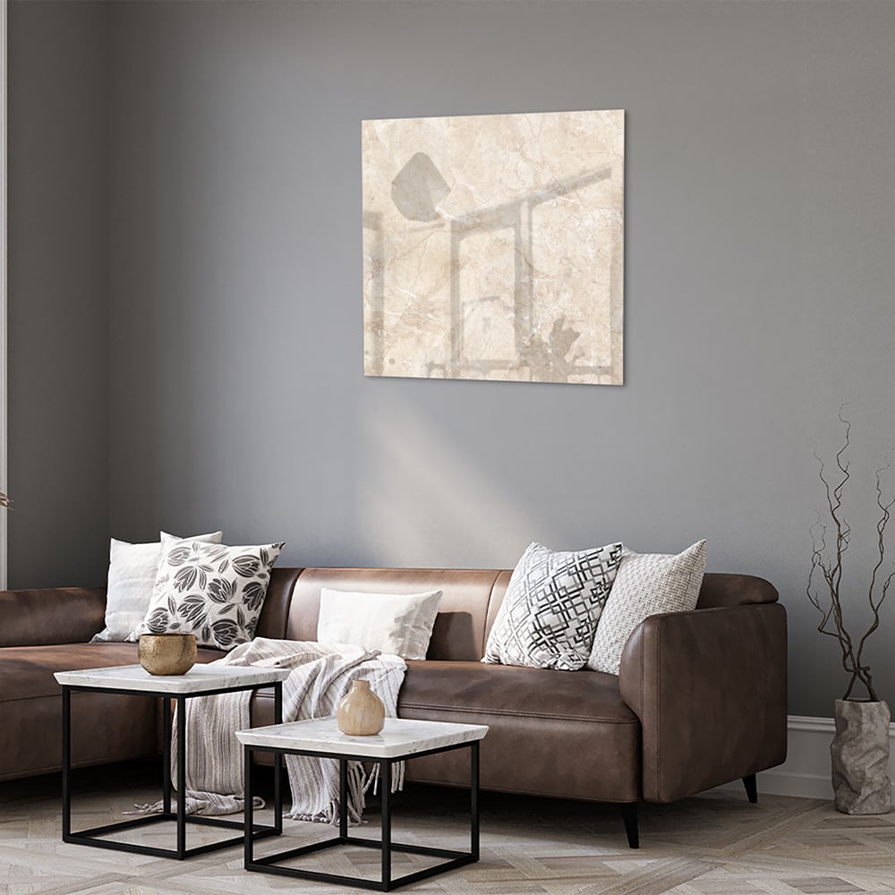 Een elegant glazen schilderij met natuurlijke tinten, perfect voor sfeervolle woonruimtes.