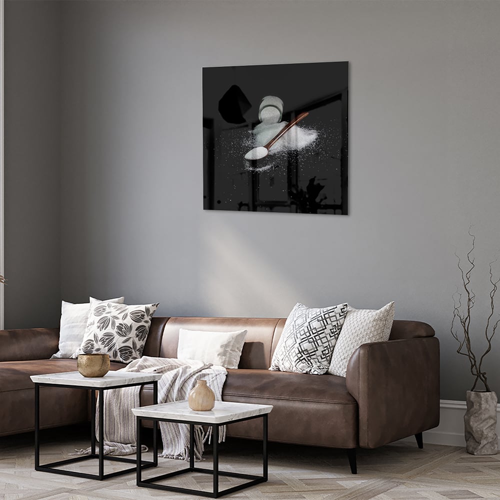 Een glazen schilderij met zout en een lepel op een zwarte achtergrond, ideaal voor keukeninrichting.