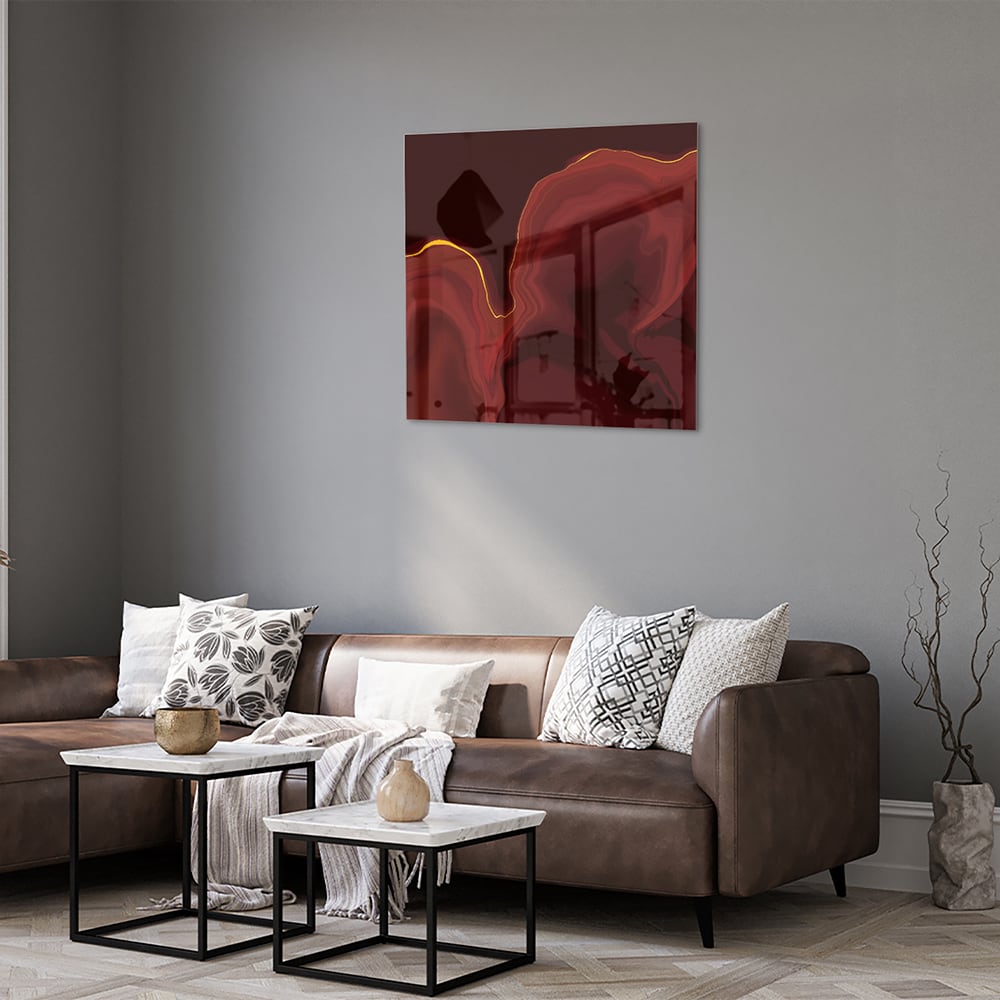 Abstract glazen schilderij met warme roodtinten aan de muur