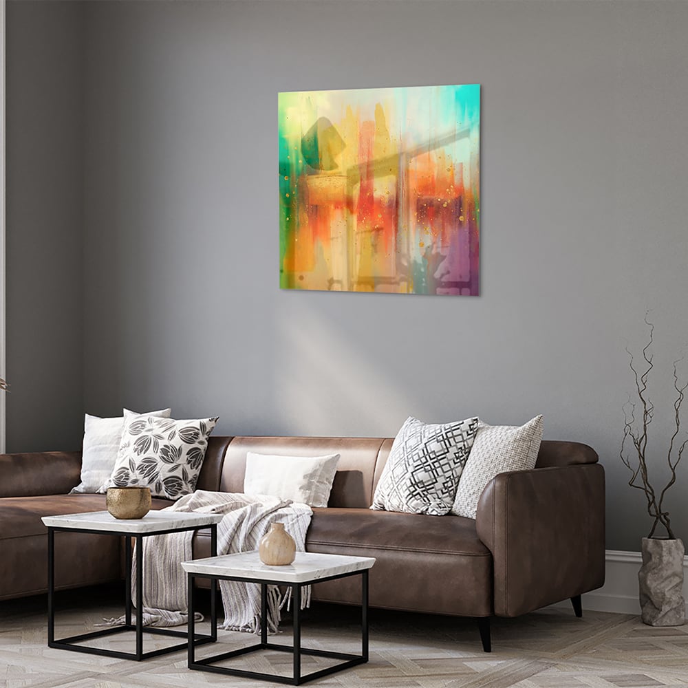 Abstract kleurrijk glazen schilderij aan de muur in een moderne woonkamer.