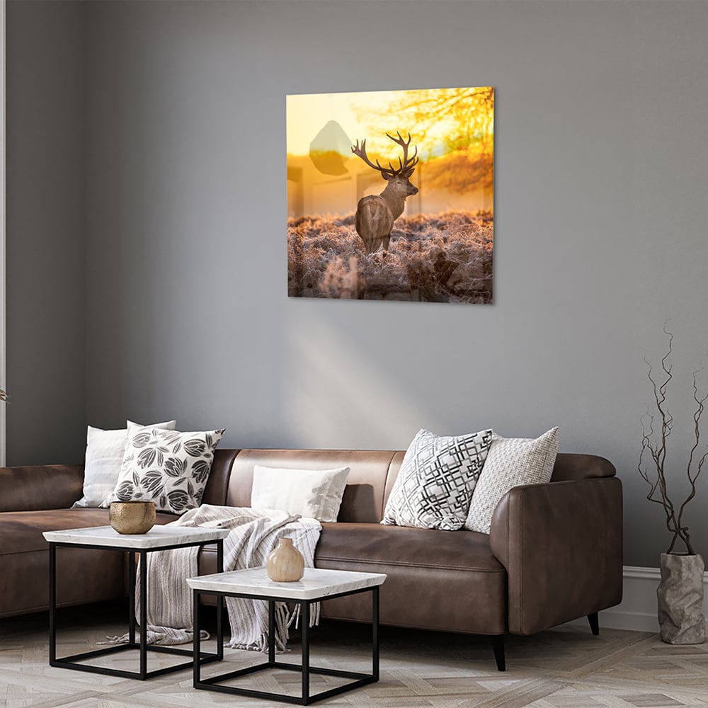 Glazen schilderij van een hert in de opkomende zon boven een veld