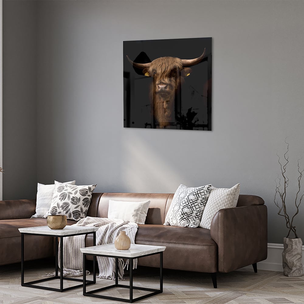 Glazen schilderij van een hooglander, een krachtige uitstraling in interieurdecoratie.