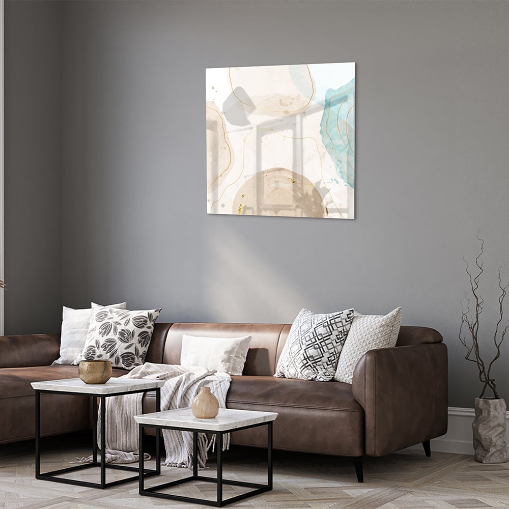 Elegante glazen schilderij met aqua en gouden tinten aan de muur.