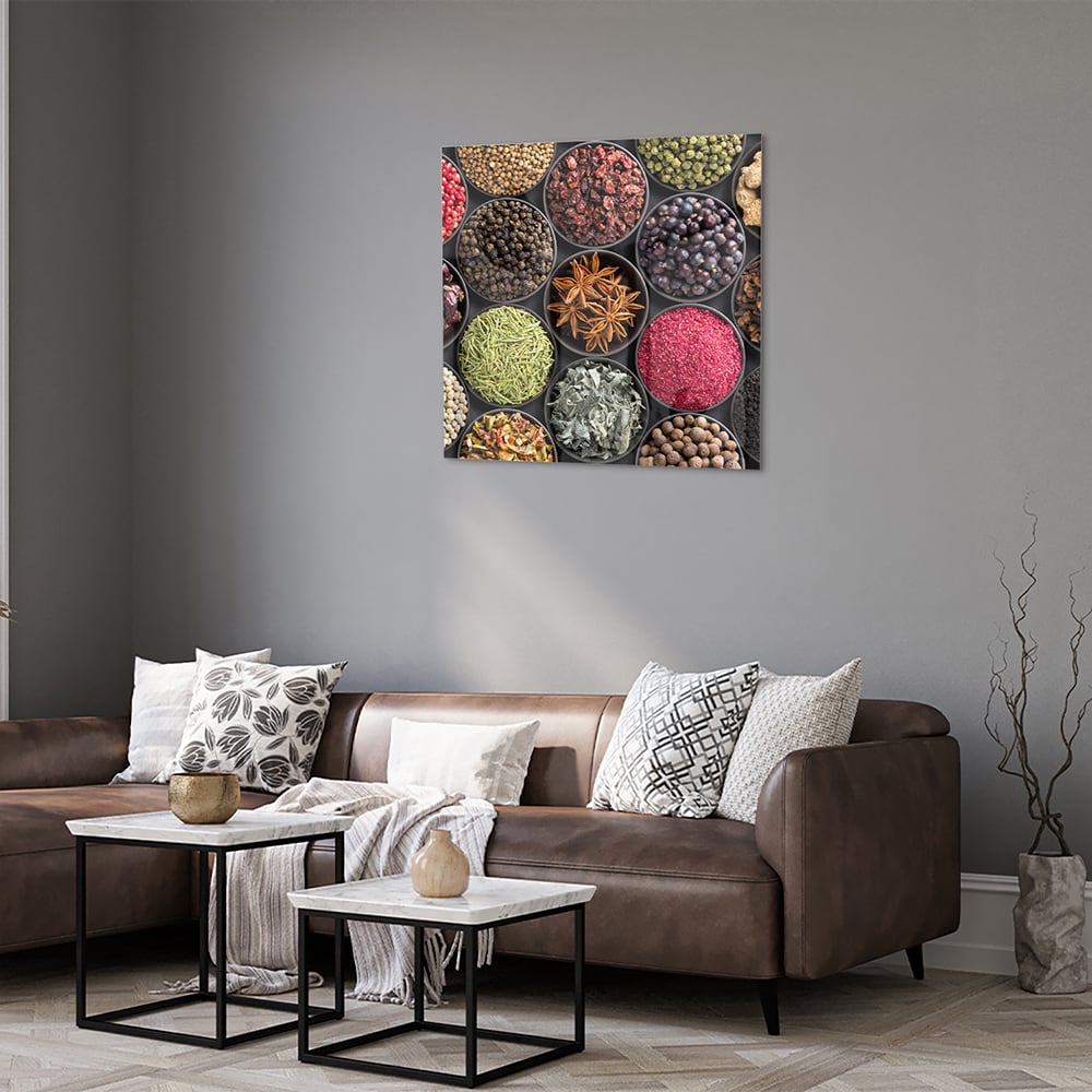 Kleurrijk glazen schilderij met diverse specerijen en kruiden in ronde schaaltjes