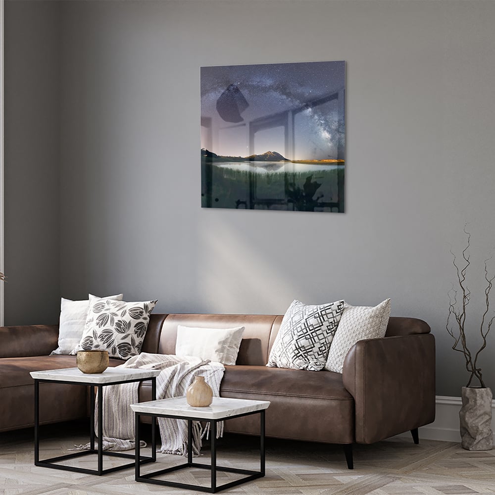 Glazen schilderij met sterrenhemel en bergen aan de wand