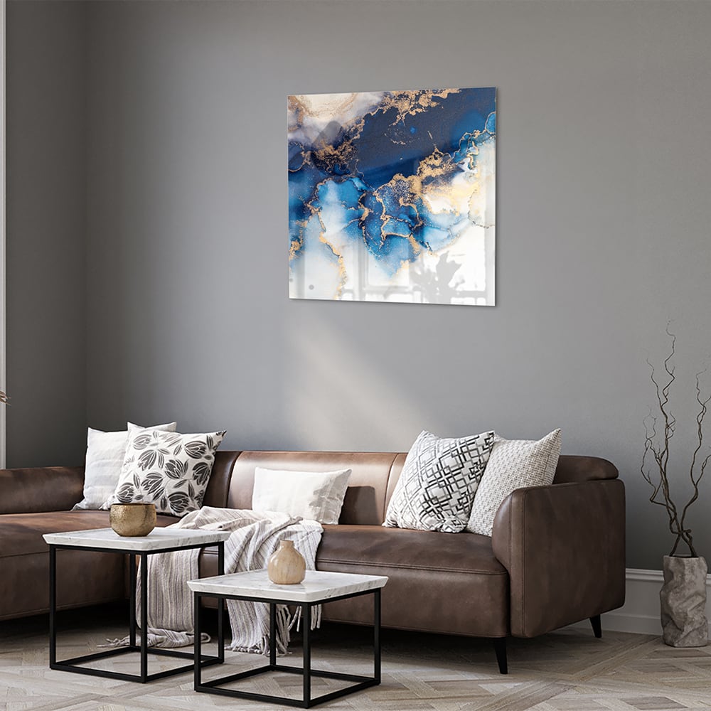 Prachtig glazen schilderij met blauwe en gouden patronen aan de muur.