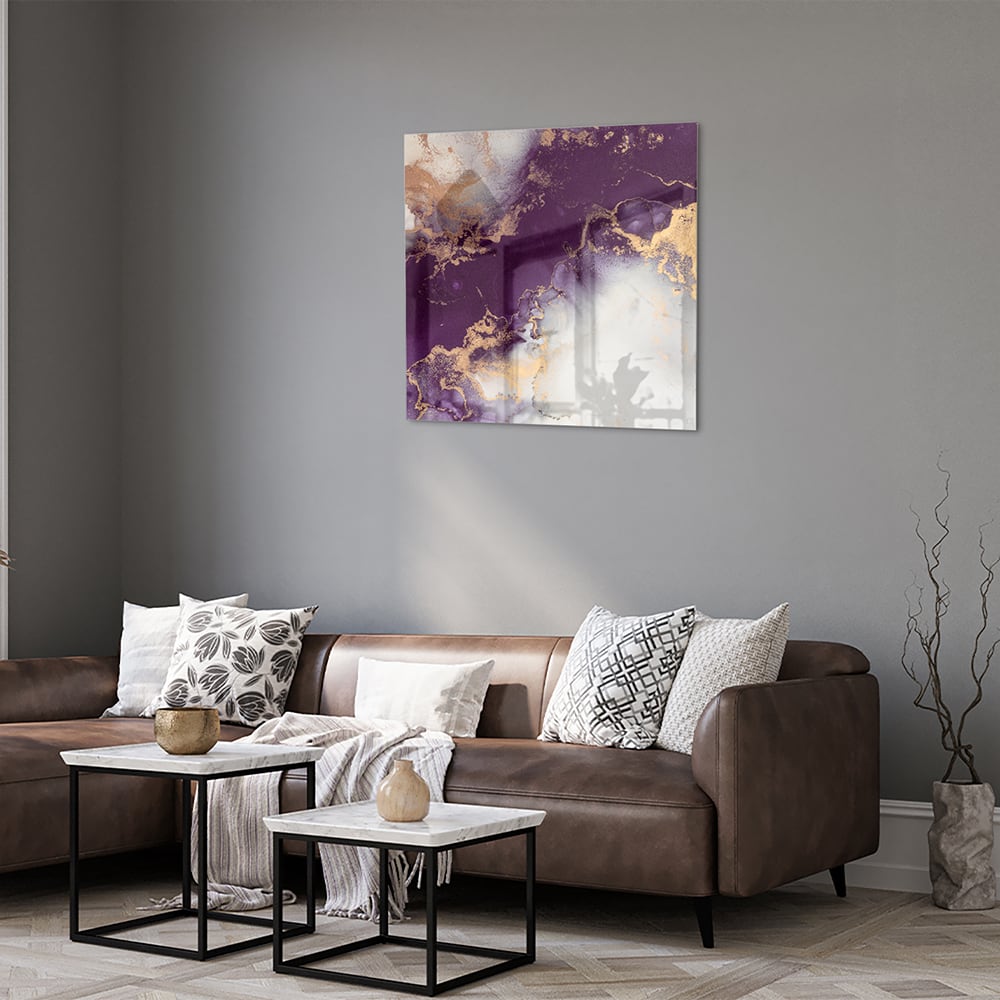 Een elegant paarse glazen schilderij met gouden accenten aan een muur in moderne woonkamer.
