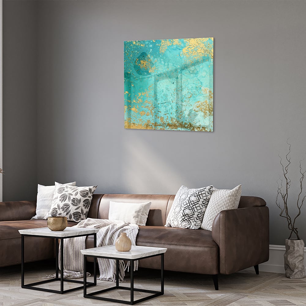 Glazen schilderij met turquoise en gouden accenten aan de muur