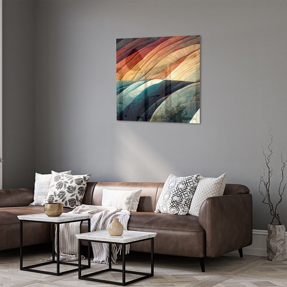Abstract glazen schilderij met gekleurde golven in een moderne woonkamer.