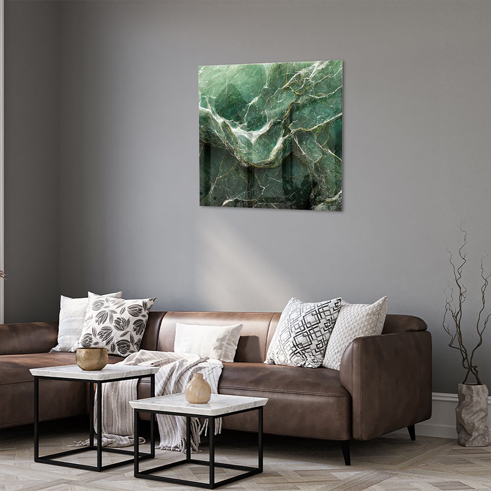 Glas schilderij met marmerpatroon in groene tinten, hangt aan de muur.