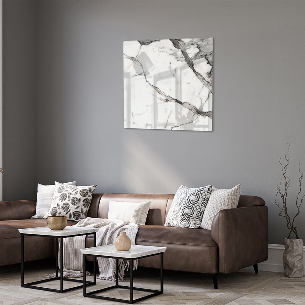 Elegant glazen schilderij in marmerlook aan de muur.