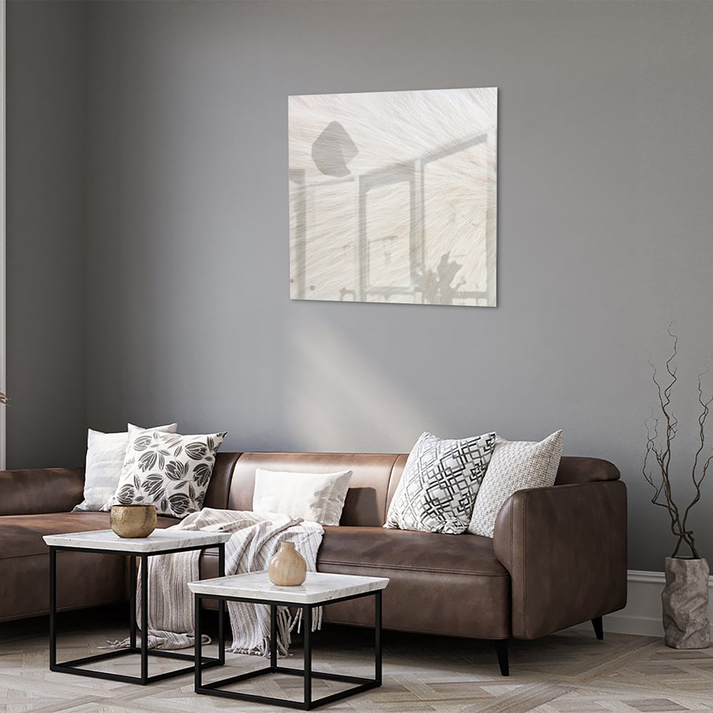 Minimalistisch glazen schilderij met een subtiel natuurthema aan de muur.
