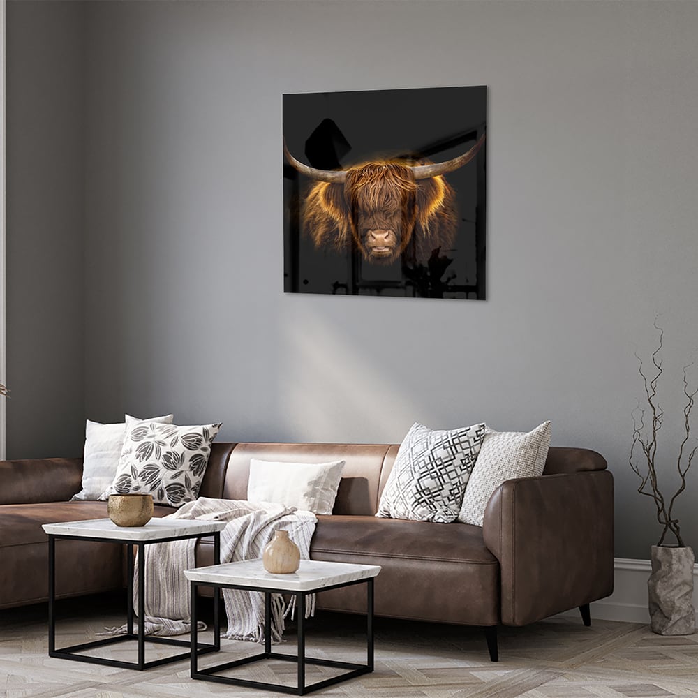 Glazen schilderij van een Highlander rund met lange hoorns en vacht op een zwarte achtergrond.