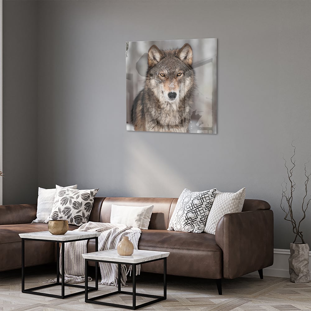 Glazen schilderij van een wolf met indrukwekkende blik in een interieur
