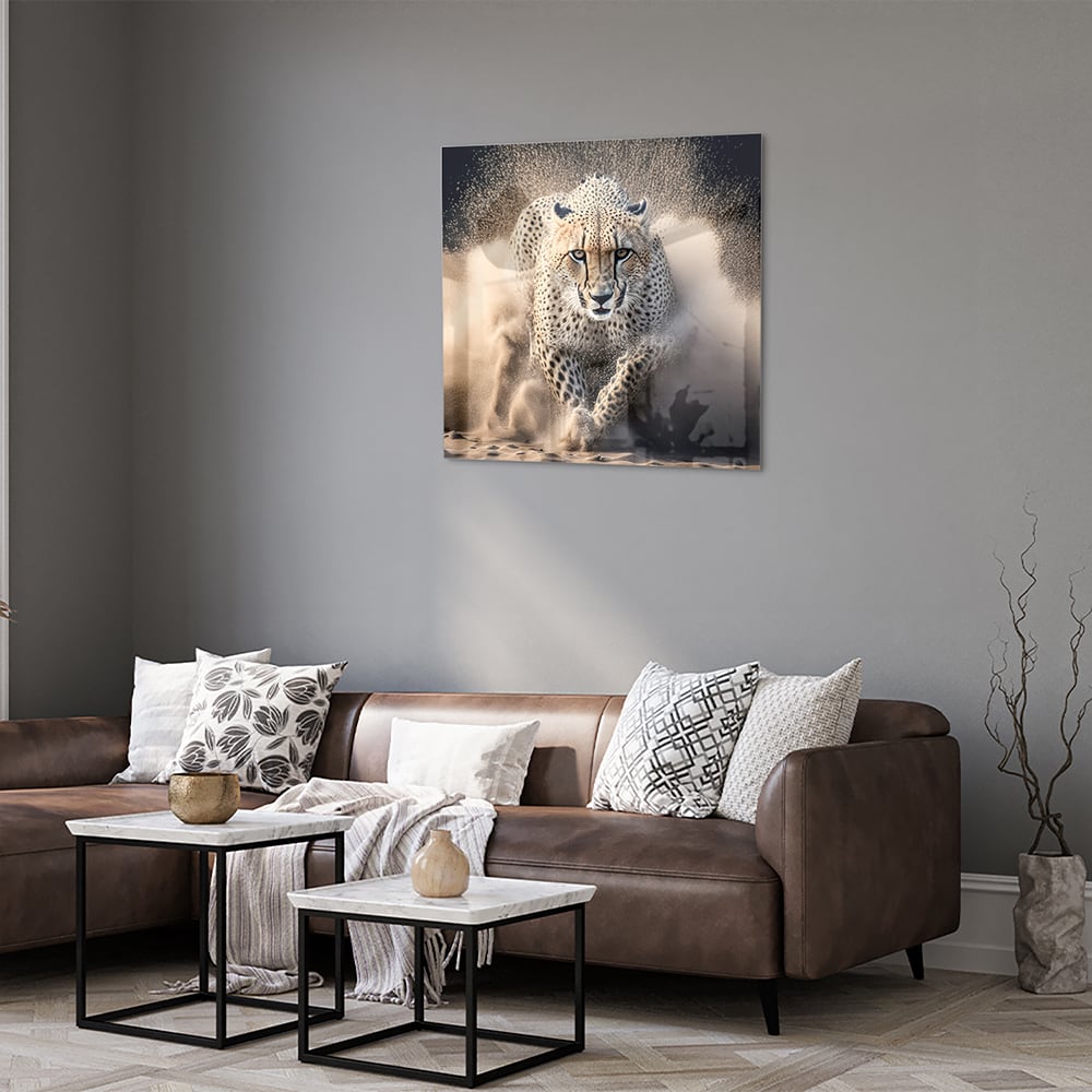 Glazen schilderij van een jachtluipaard die door zand rent in een moderne woonkamer.