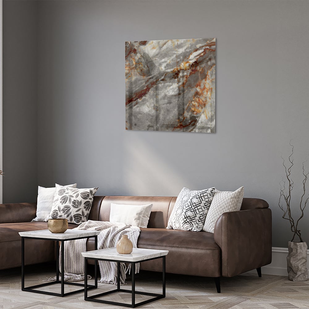 Glazen schilderij met marmerlook in grijs en oranje aan de muur