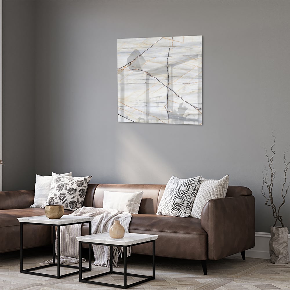 Elegante glazen schilderij met marmerpatroon en gouden lijnen in een moderne woonkamer.