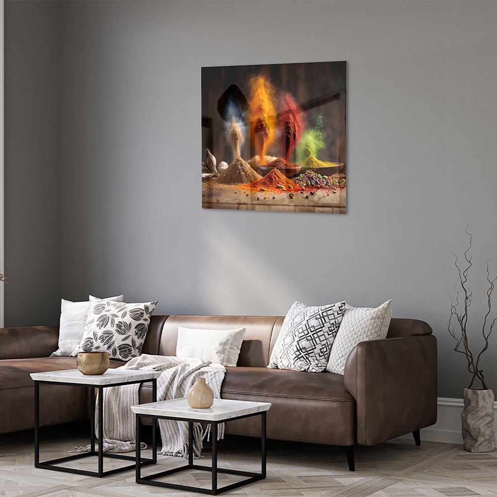 Glazen schilderij met een kleurrijke weergave van specerijen op een houten tafel.