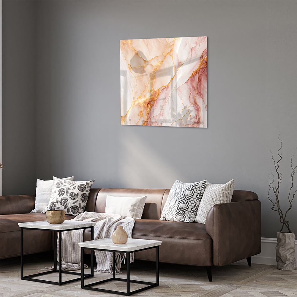 Elegante glazen schilderij met rozen en gouden tinten aan de muur.