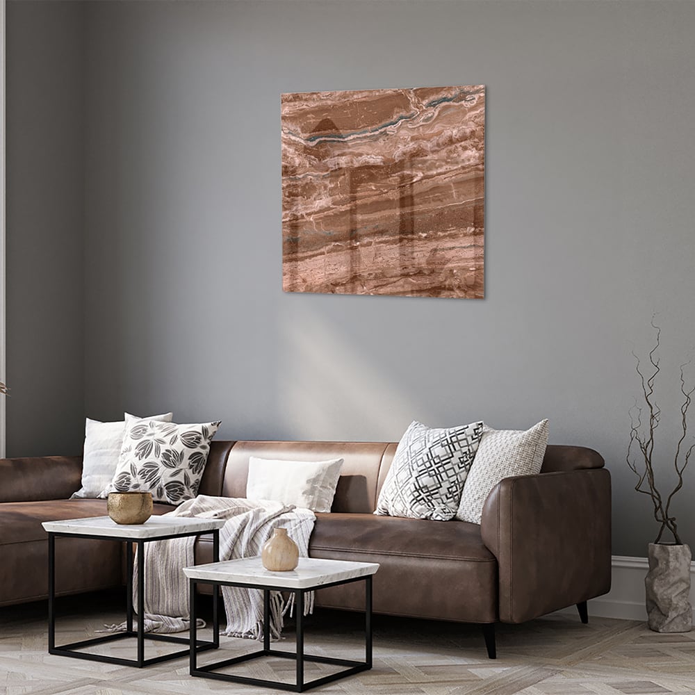 Glazen schilderij in aardetinten hangt aan een lichte muur boven een houten meubelstuk.