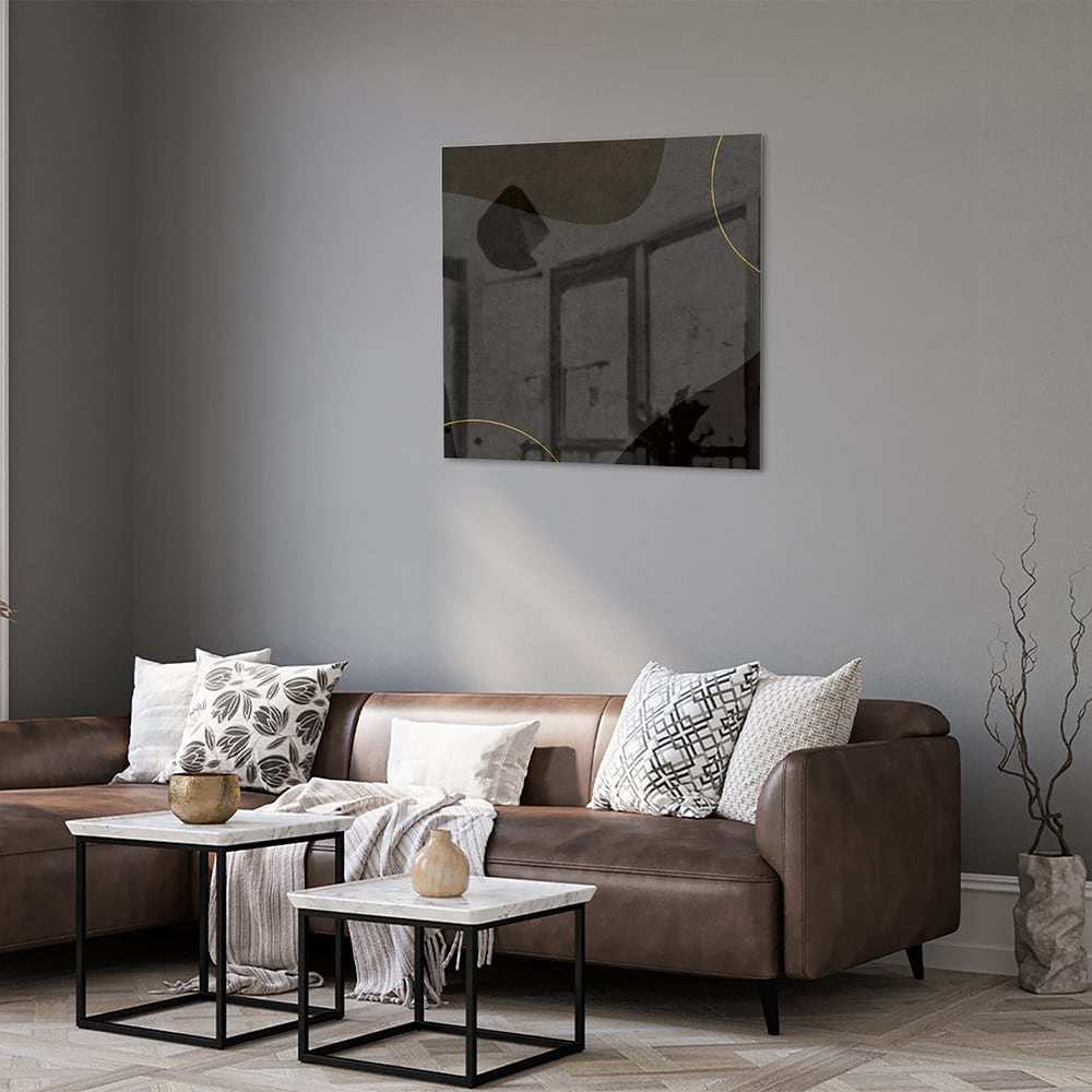 Moderne glas schilderij met abstracte zwarte vormen en gouden lijnen