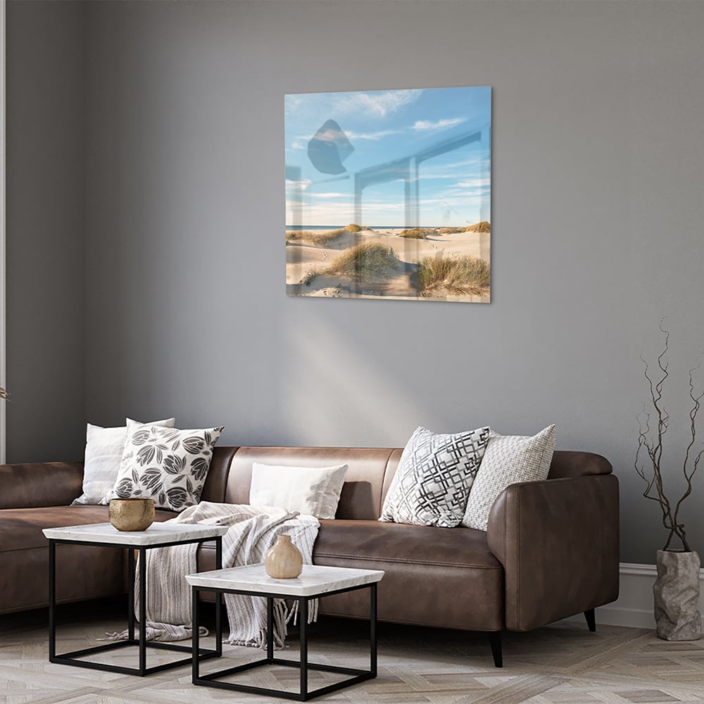 Glazen schilderij met duinen en een heldere blauwe lucht