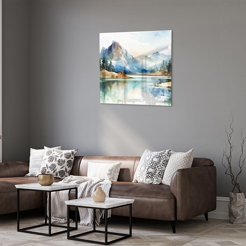Glazen schilderij met een landschap van bergen en een meer in waterverfstijl.