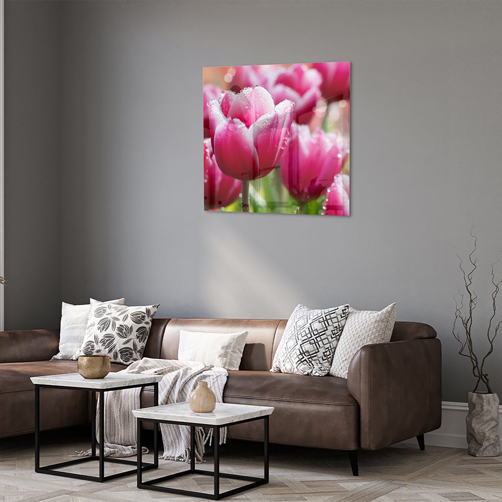 Glazen schilderij van roze tulpen met dauwdruppels, elegant en kleurig.