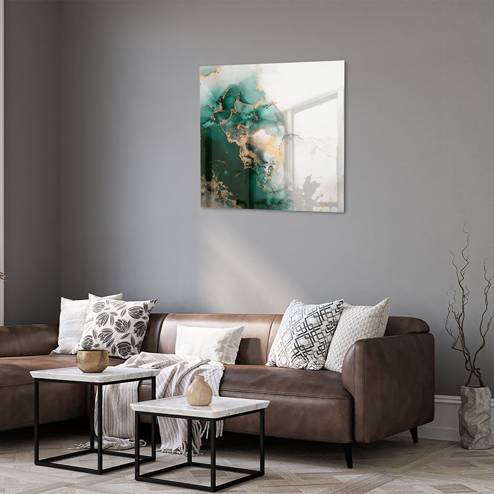 Elegant glazen schilderij met groene en gouden tinten aan de muur