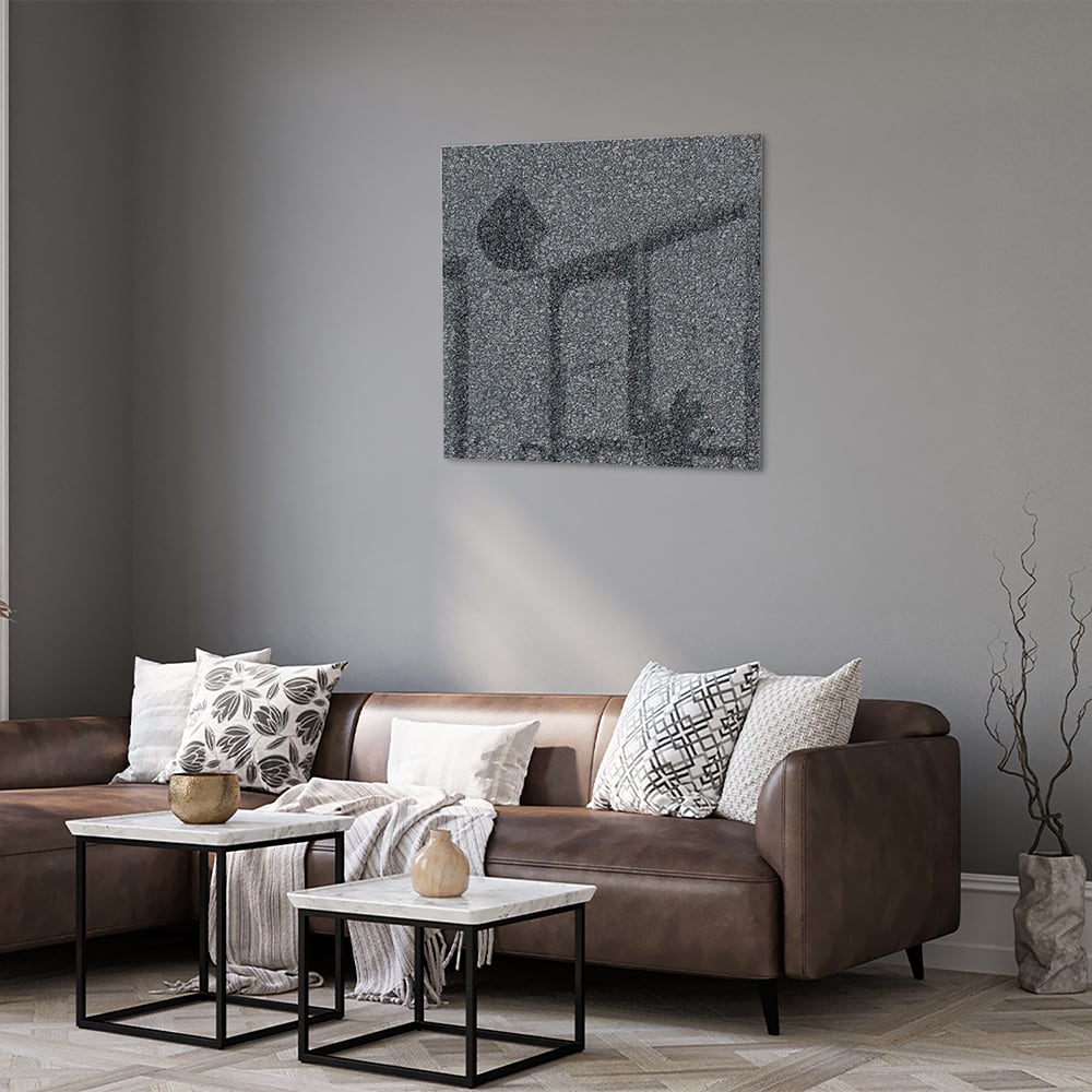 Minimalistisch glazen schilderij aan de muur in een lichte woonkamer