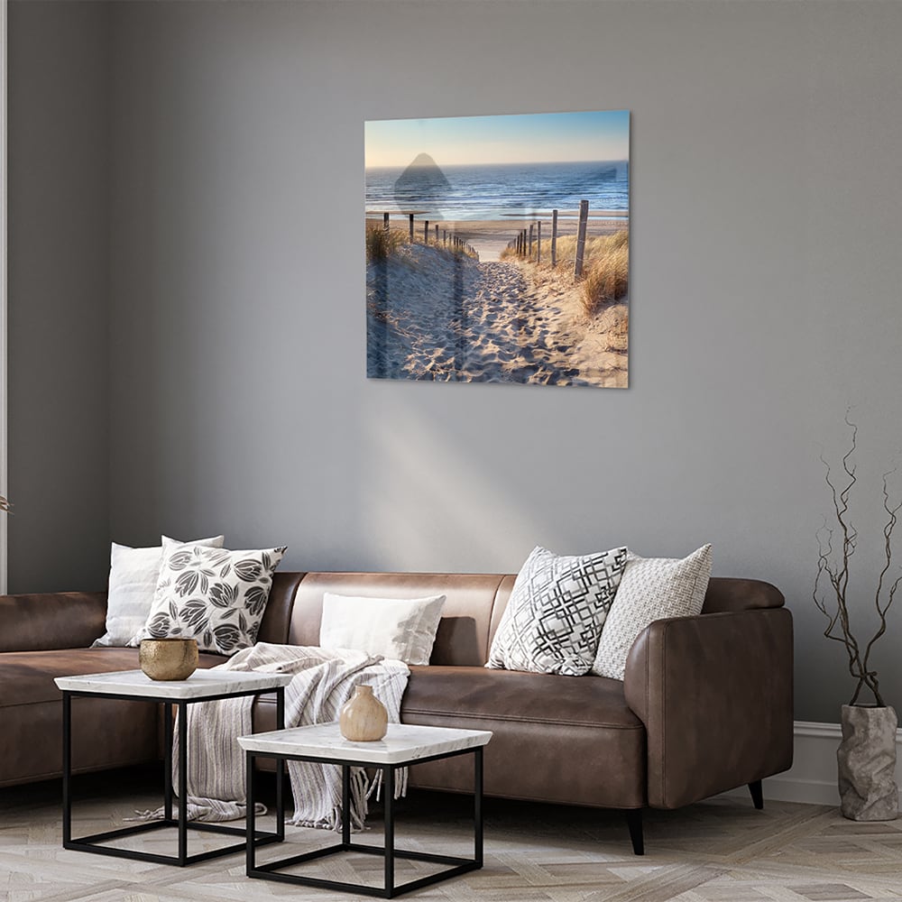 Glazen schilderij van een zandpad naar het strand met duinen en zee.