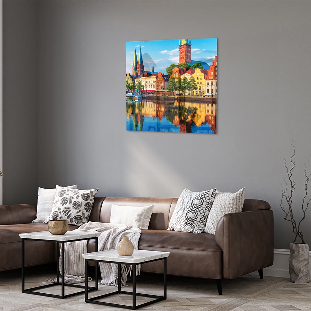 Kleurrijk glazen schilderij van een stadszicht met reflecties in het water