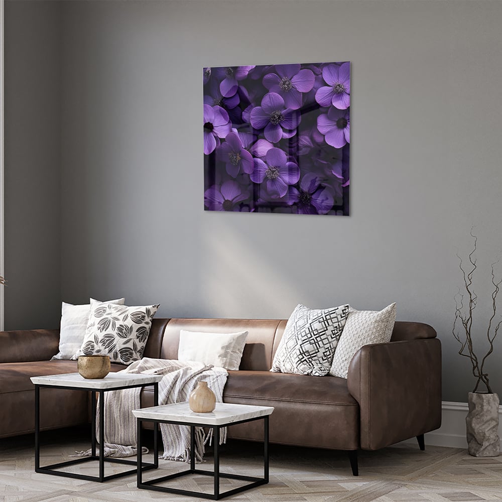 Paarse bloemen op een glazen schilderij aan de muur in een moderne woonkamer.