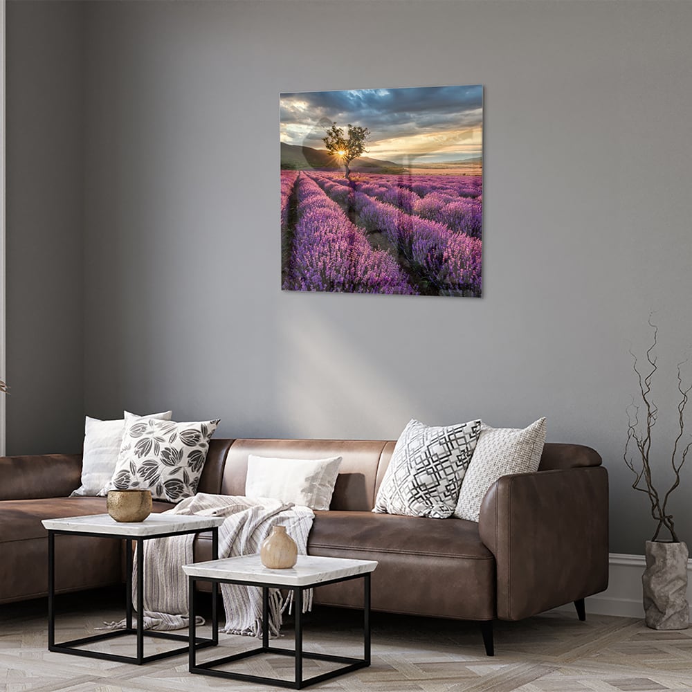 Glazen schilderij van paarse lavendelvelden tijdens de zonsondergang