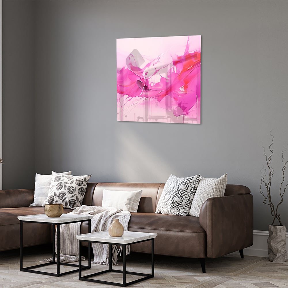 Abstract glazen schilderij met felle roze tinten aan de muur