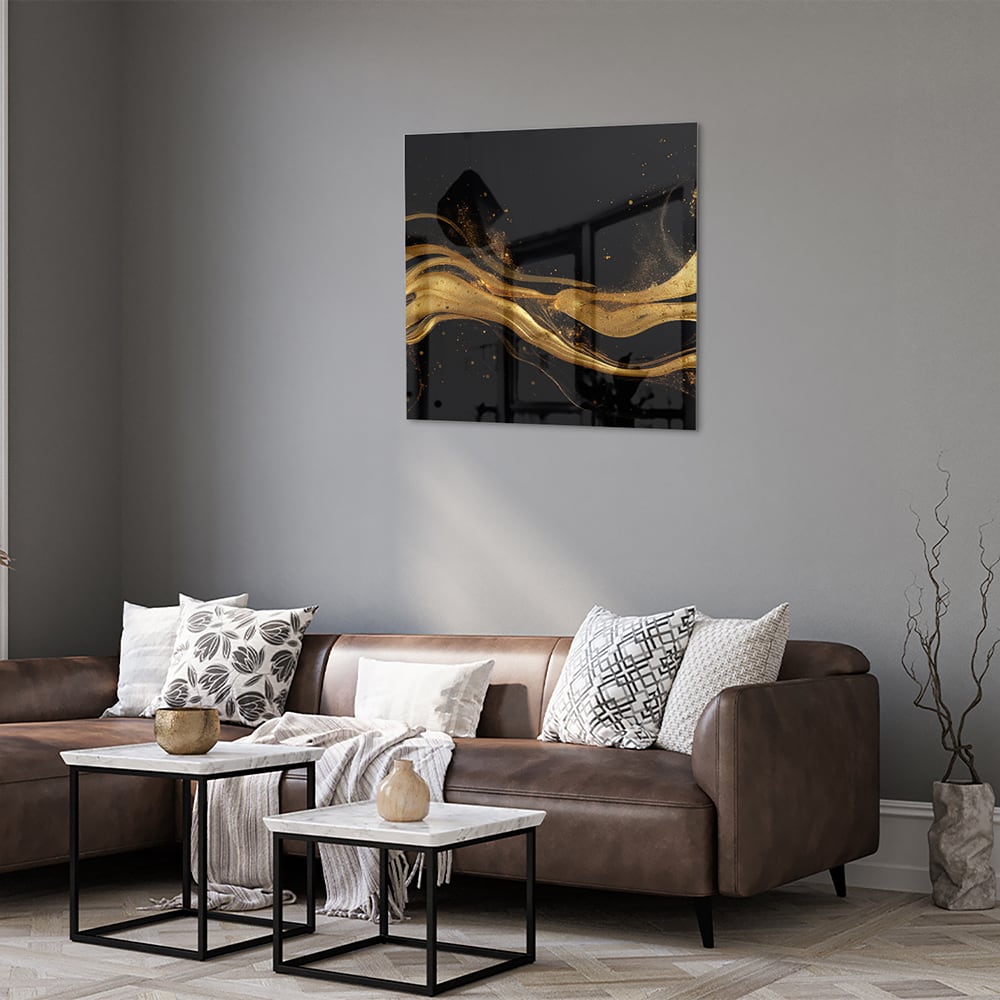 Glazen schilderij met gouden lijnen op een zwarte achtergrond, geschikt voor moderne interieurs.