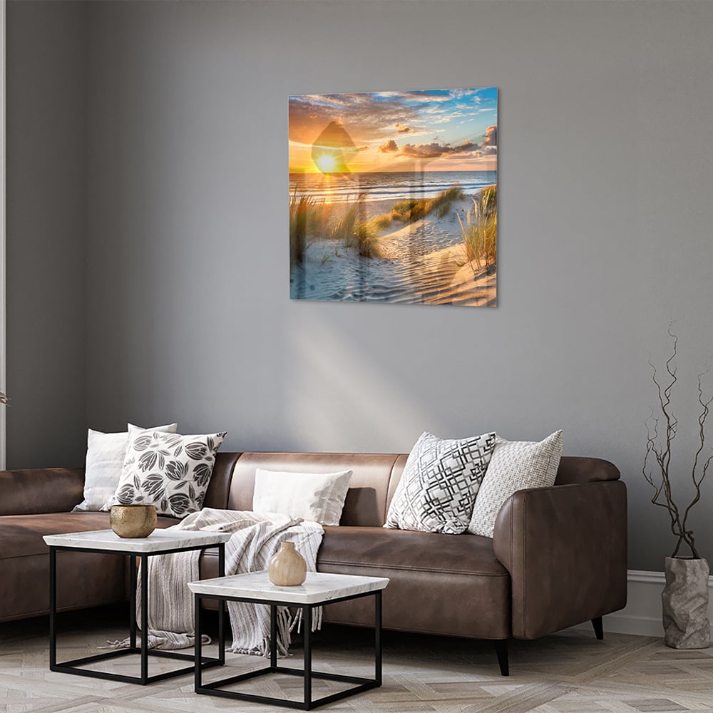 Glazen schilderij van een zonsondergang bij het strand met duinen en gras