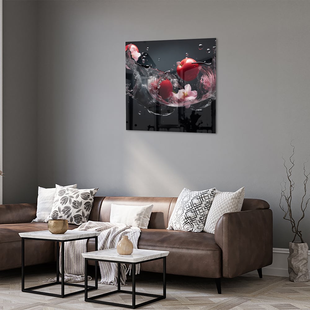 Glazen schilderij met roze bloemen en waterdruppels op een zwarte achtergrond.