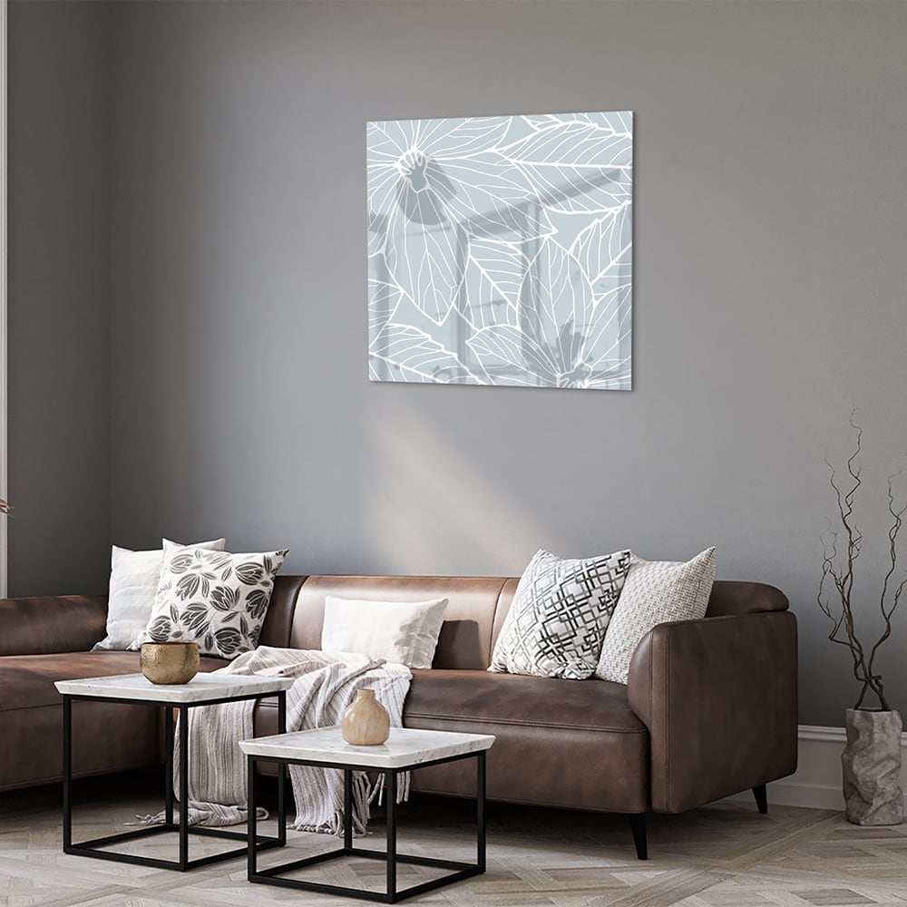 Glazen schilderij met botanische motieven aan de muur in een moderne woonkamer.
