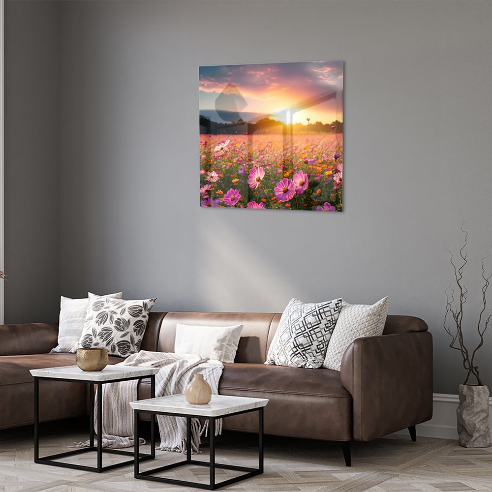 Glazen schilderij van een zonsondergang boven een kleurrijk bloemenveld.