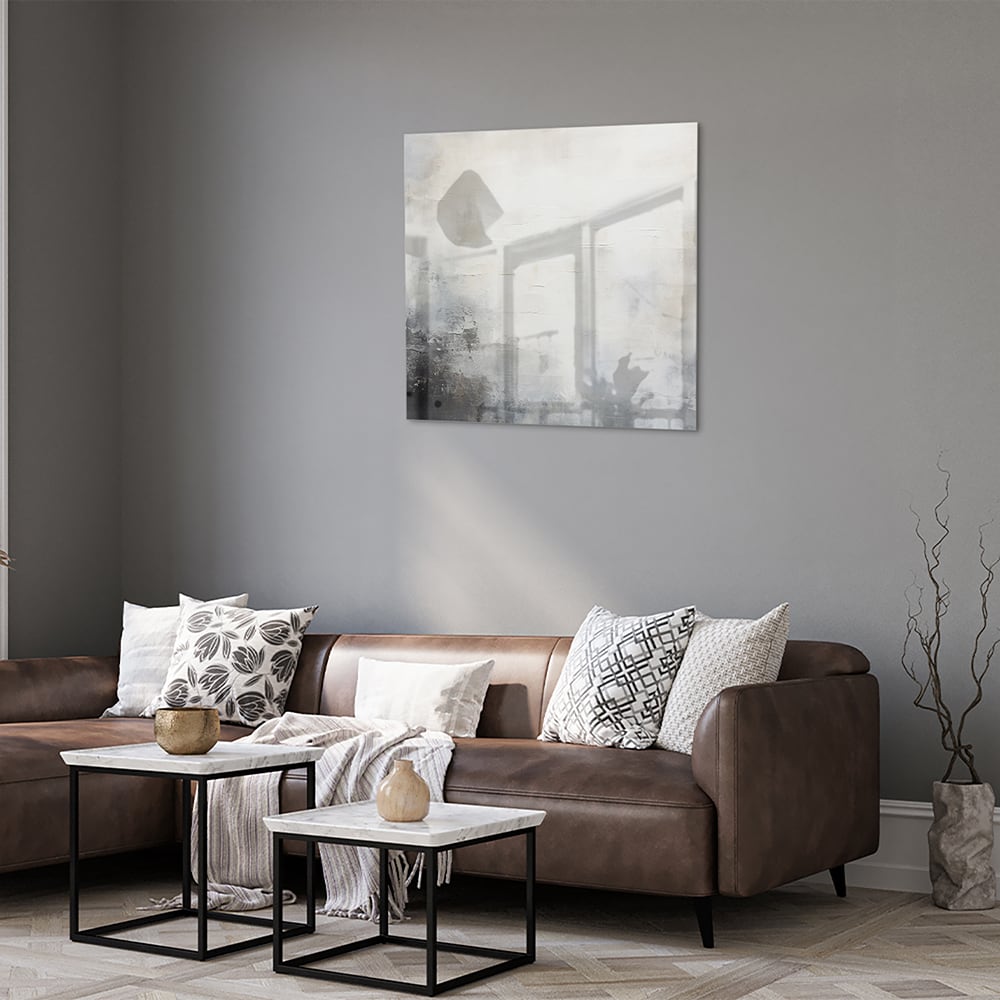 Abstract glazen schilderij met zachte kleuren aan de muur in een moderne woonkamer